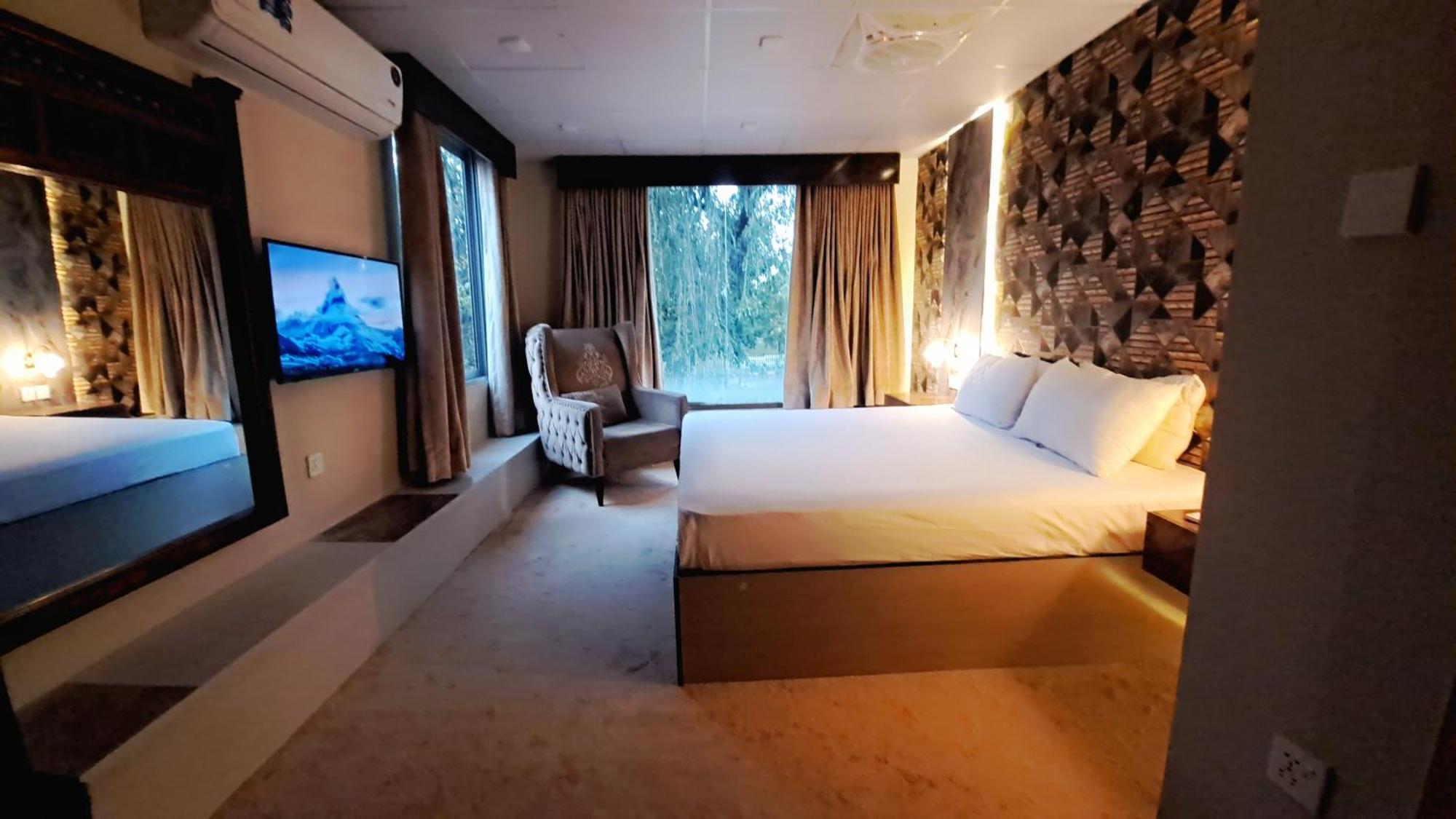 The Life Style Lodges Opp Centaurus Mall Исламабад Экстерьер фото