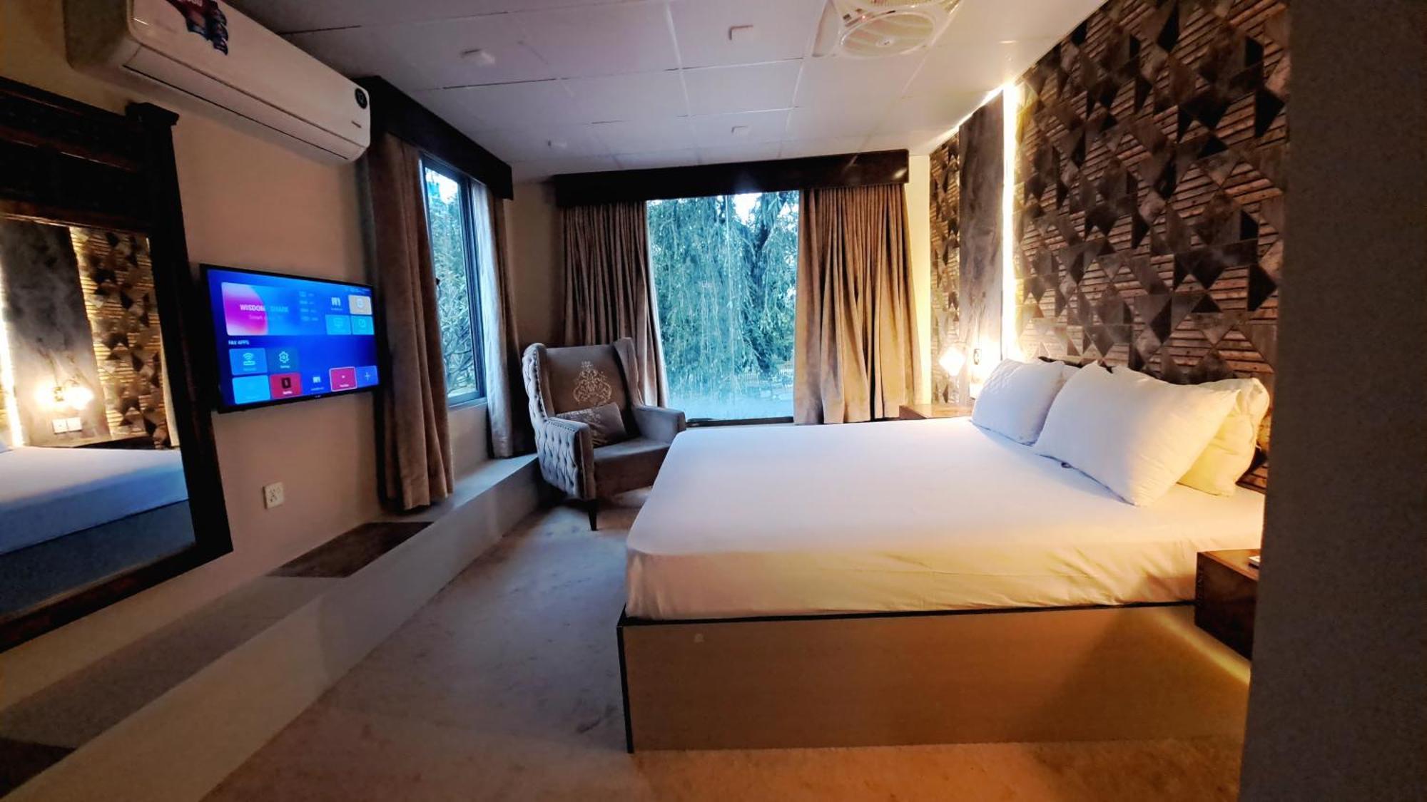The Life Style Lodges Opp Centaurus Mall Исламабад Экстерьер фото