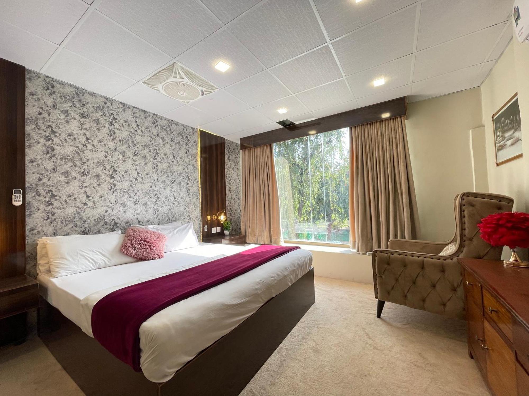 The Life Style Lodges Opp Centaurus Mall Исламабад Экстерьер фото
