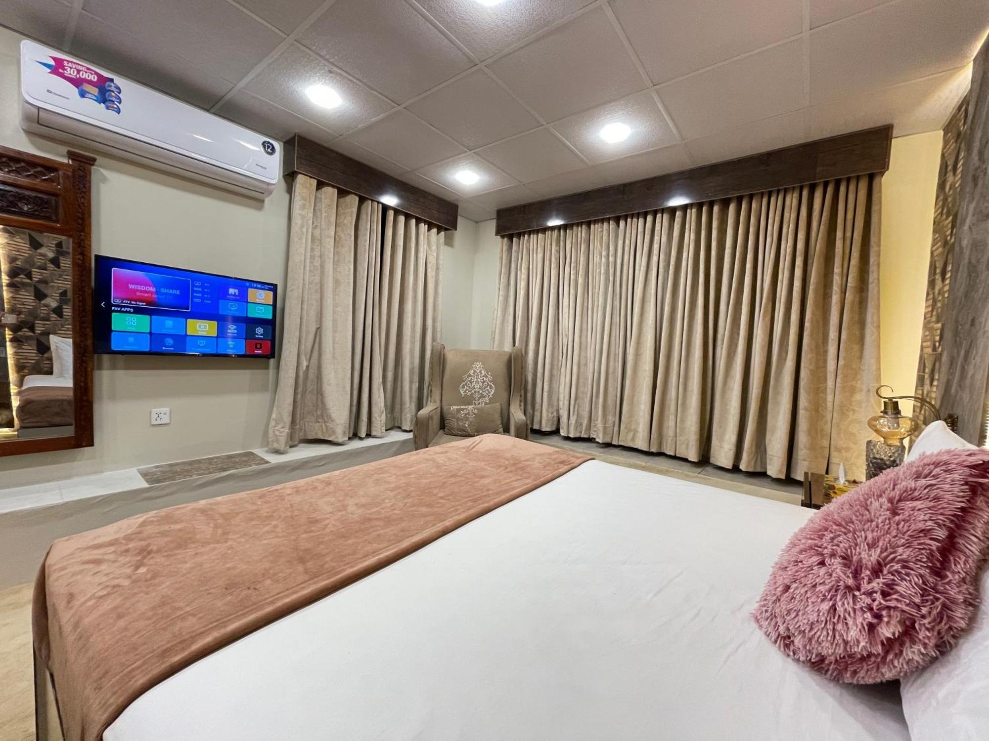 The Life Style Lodges Opp Centaurus Mall Исламабад Экстерьер фото