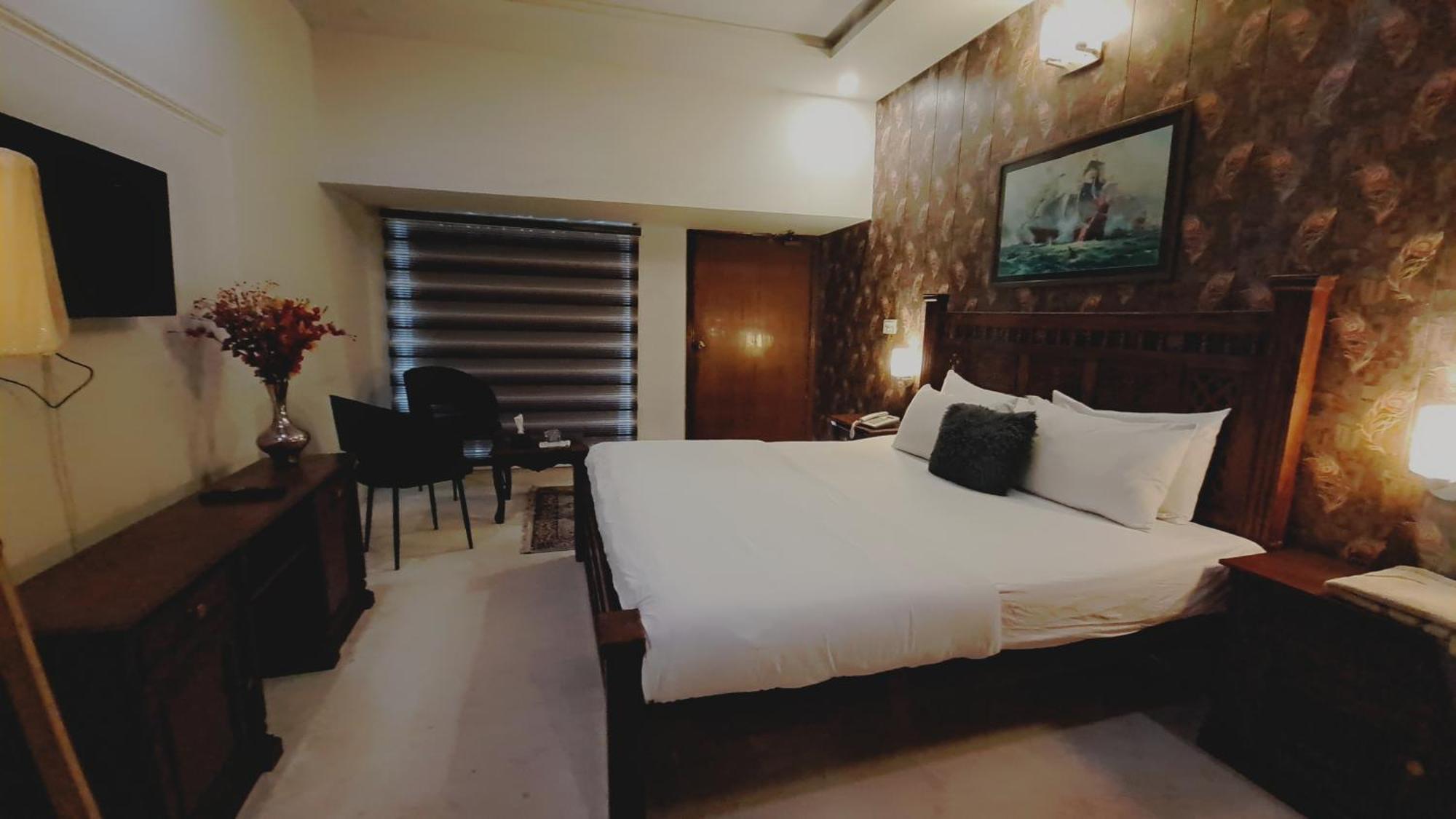 The Life Style Lodges Opp Centaurus Mall Исламабад Экстерьер фото
