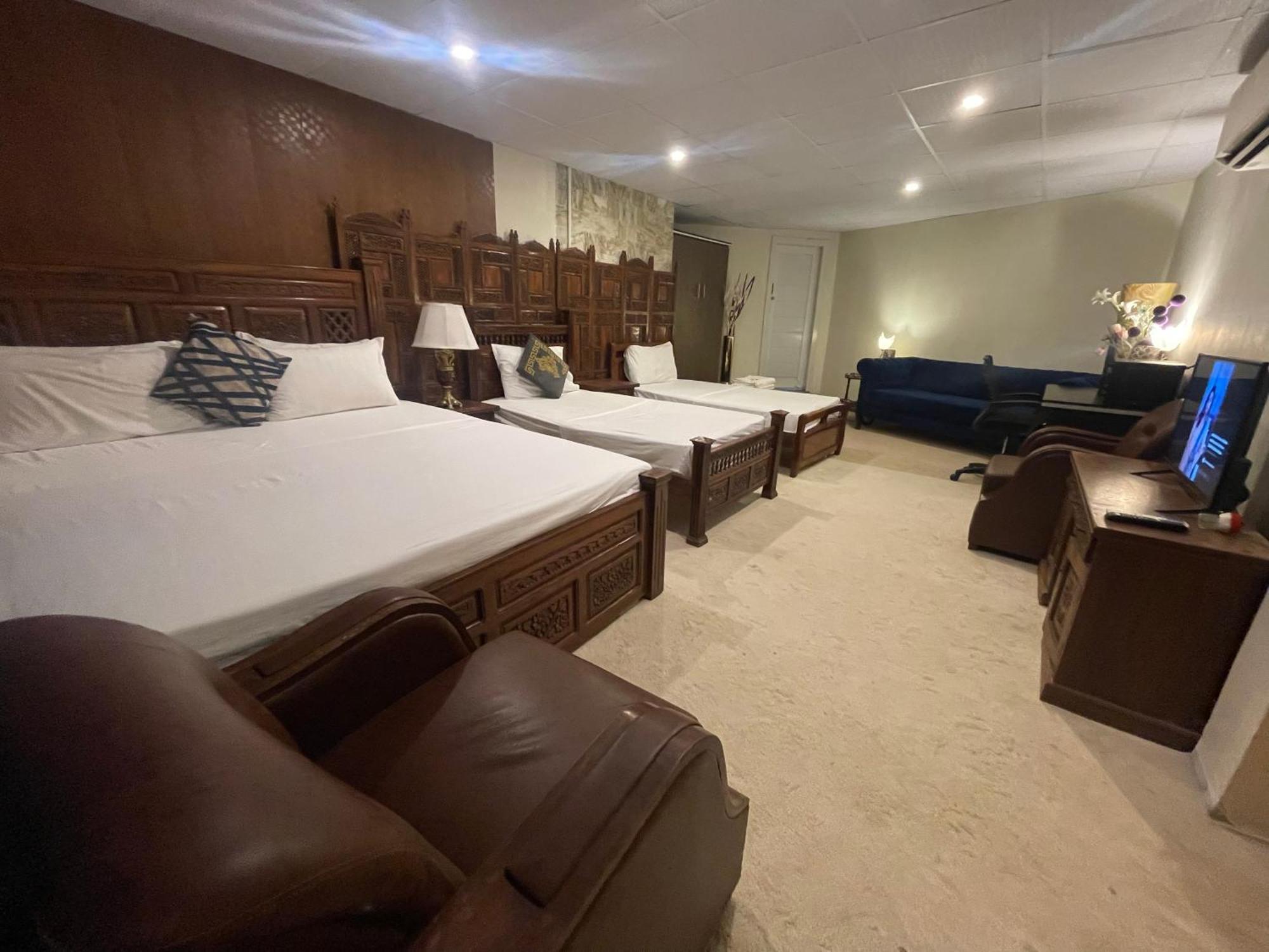 The Life Style Lodges Opp Centaurus Mall Исламабад Экстерьер фото